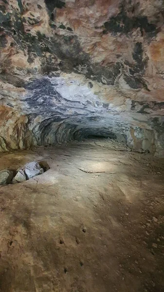 チェコ共和国の洞窟の中で垂直ショット — ストック写真