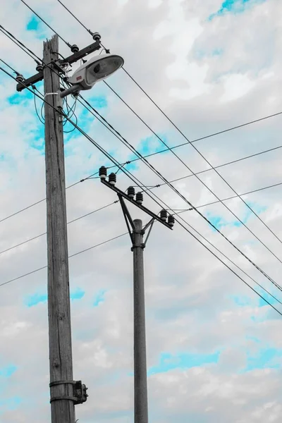 Tiro Vertical Postes Eletricidade Madeira Uma Cidade — Fotografia de Stock