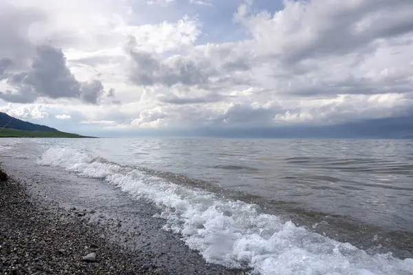 Kaunis Näkymä Meren Aallot Lyömällä Rannalle Pilvisellä Säällä — kuvapankkivalokuva
