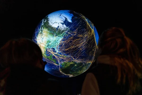 People Looking Glowing Render Earth — Stock Photo, Image