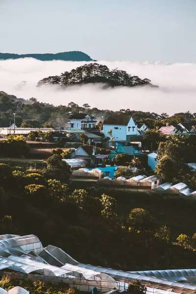 Eine Vertikale Luftaufnahme Einer Stadt Den Bergen Mit Wolkenmeeren — Stockfoto