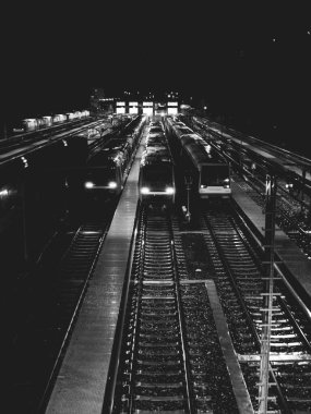 Trenli metro istasyonunun dikey gri pulu