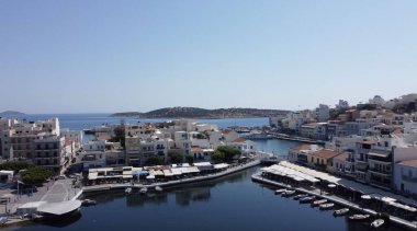 Yunanistan 'ın Girit kentindeki Agios Nikolaos plajının havadan manzarası