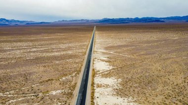 Terkedilmiş vadideki bir otoyol manzarası.