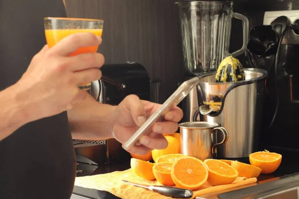 Nahaufnahme Eines Mannes Der Ein Glas Frischen Orangensaft Und Ein — Stockfoto