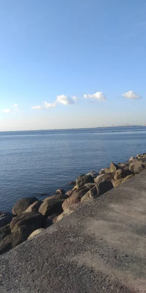 Vertical Shot Rock Break Wall Calm Ocean View — Stock Photo, Image