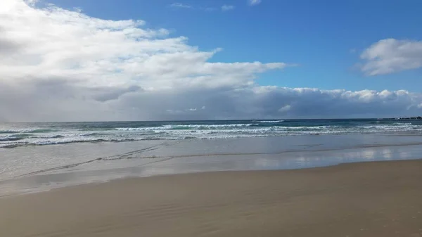 Une Plage Panoramique Vide Sous Ciel Nuageux — Photo