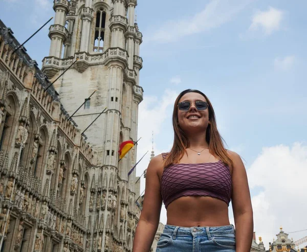 Retrato Ángulo Bajo Una Joven Mujer Ciudad Bruselas — Foto de Stock