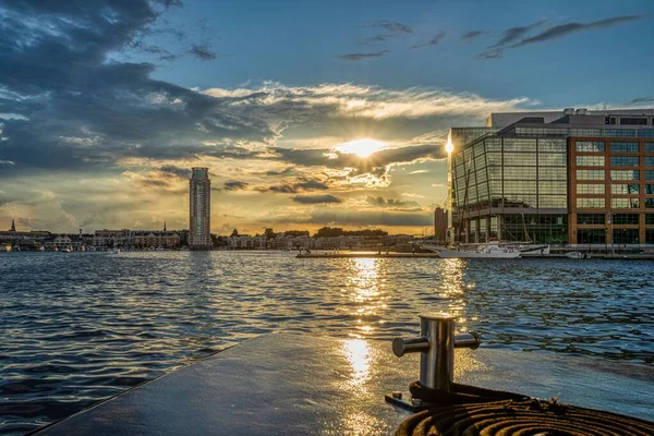 Günbatımında Denize Karşı Limandaki Modern Binaların Manzarası Bir Tekneden Görülüyor — Stok fotoğraf