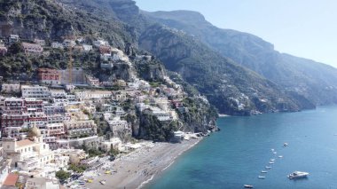 Güney İtalya 'daki Amalfi Sahili' ndeki Positano köyünün insansız hava aracı görüntüsü.
