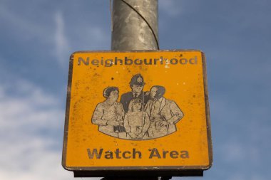 Mahalle gözetleme alanının açık hava şeridinde eski bir grungy tabelasına yakın çekim.