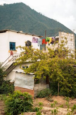 Santa Lucia Utatlan, Guatemala 'da bir kırsal bölgedeki eski bir konutun dikey çekimi.