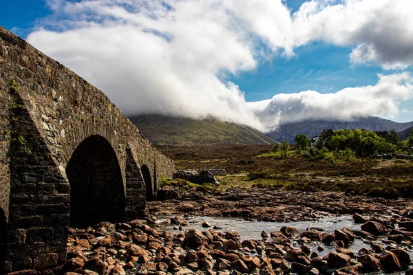 Naturskön Utsikt Över Sligachan Old Bridge Flod Mot Gröna Berg — Stockfoto