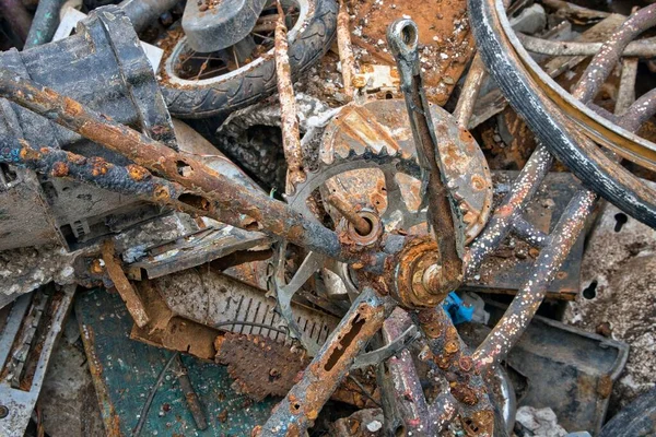 Closeup Shot Rusty Bicycle Parts Other Damaged Metal Objects Salvaged — Stock Photo, Image