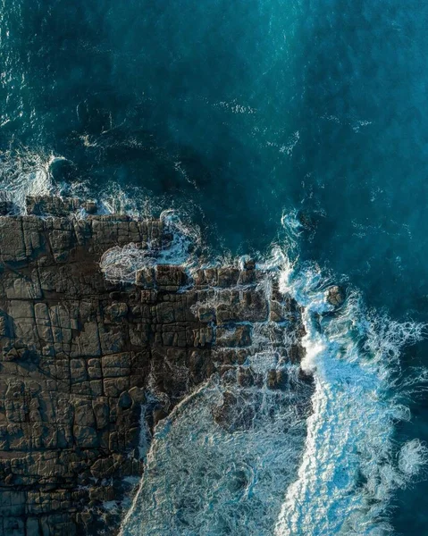 바위에 부딪치는 물결의 꼭대기 — 스톡 사진