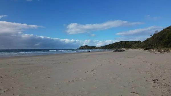 Une Plage Panoramique Vide Sous Ciel Bleu Nuageux — Photo