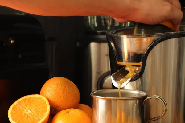 Het Proces Van Het Maken Van Vers Sinaasappelsap Met Een — Stockfoto