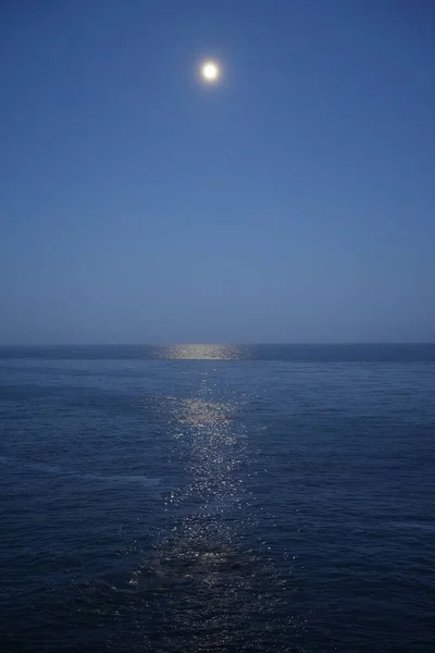 Vista Idílica Del Sol Saliendo Sobre Mar Tranquilo Reflejándose Superficie — Foto de Stock