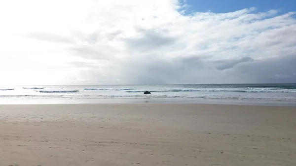 Порожній Мальовничий Пляж Під Хмарним Небом — стокове фото