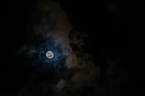 Luna Llena Detrás Nubes Oscuras — Foto de Stock