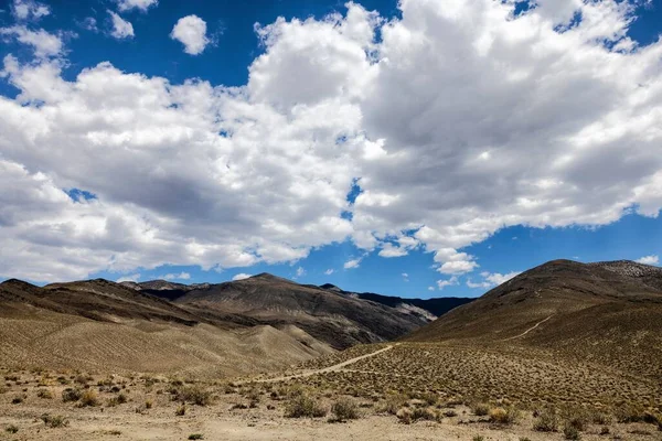 Bishop California Abd Den Beyaz Dağlar Üzerinde Süzülen Tüylü Bulutlar — Stok fotoğraf
