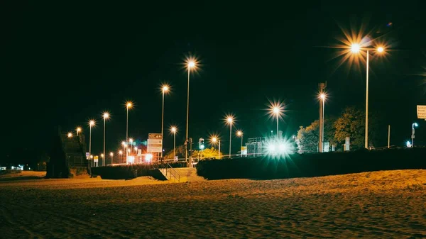 Uma Vista Lanternas Iluminando Uma Rua Escura Noite — Fotografia de Stock