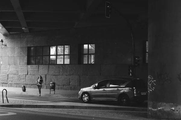 Een Grijsschaal Opname Van Een Jonge Vrouw Die Straat Oversteekt — Stockfoto