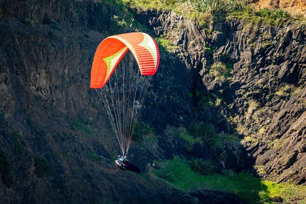 Male Paragliding Hills Muriwai New Zealand — Stock Photo, Image