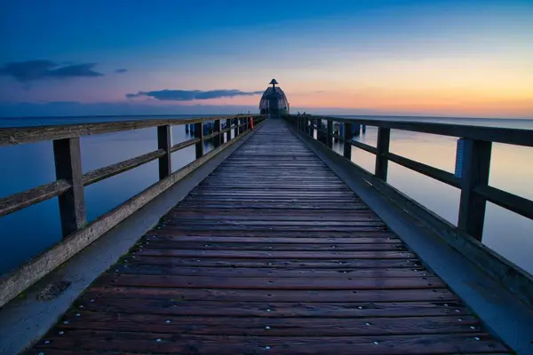 Ein Malerischer Blick Auf Eine Holzbrücke Meer Bei Sonnenuntergang — Stockfoto