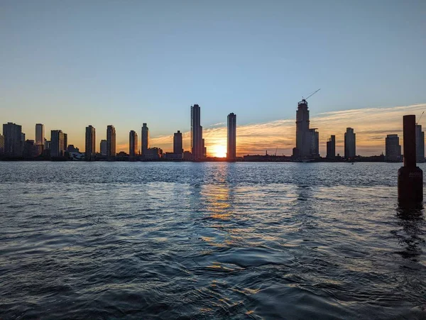 Ein Dramatischer Sonnenuntergang Hinter Den Wolkenkratzern Von Nyc Ufer — Stockfoto
