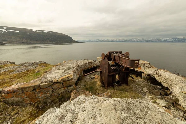 悬崖上一个能俯瞰大海的生锈的旧设备 — 图库照片