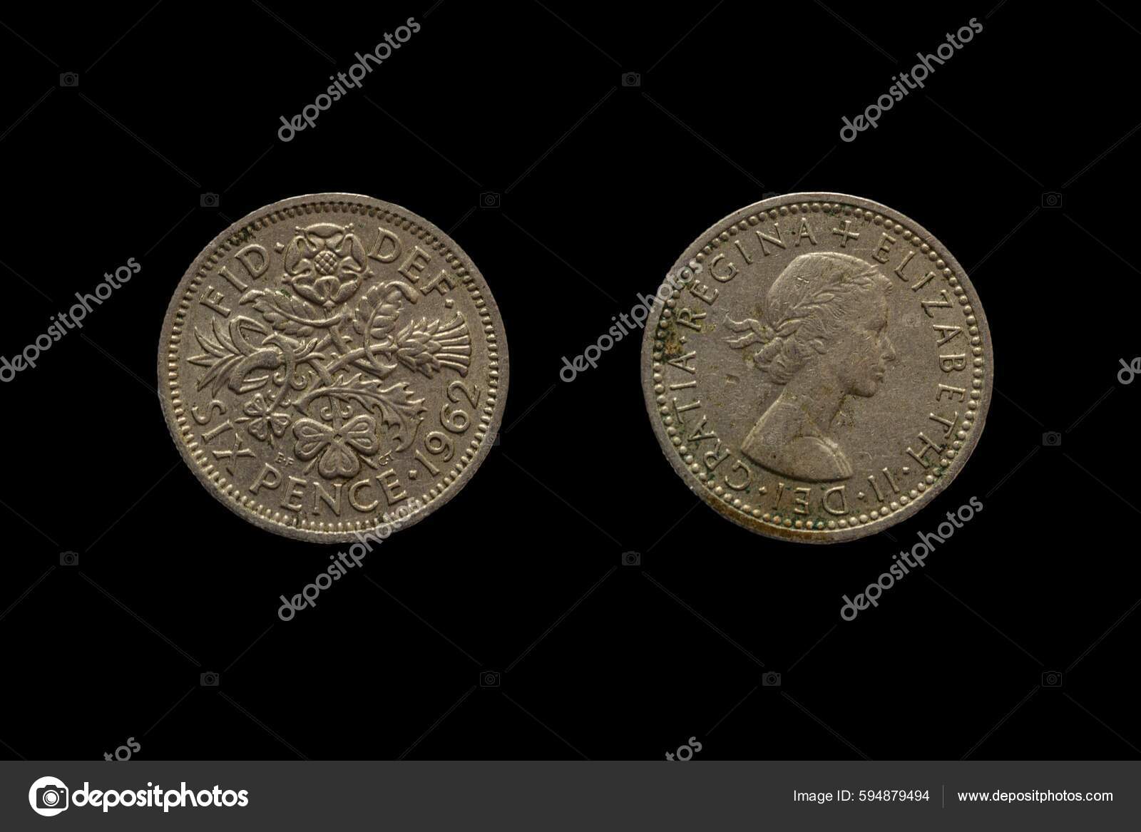 俯瞰英国硬币正面的特写在黑色背景上倒转—— 库存社论照片© wirestock_creators #594879494