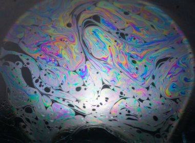 Su yüzeyindeki yağ deseni....