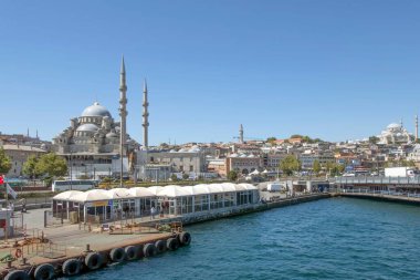 Arka planda Yeni Cami olan Boğaz manzarası. İstanbul, Türkiye.