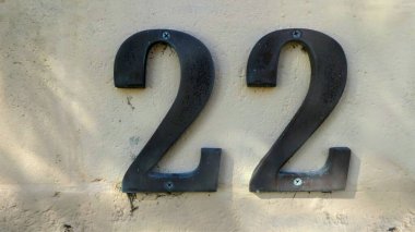 Dışarıdaki 22 numaralı metal, krem rengi duvarda.