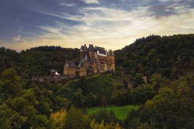Eltz Kalesi yeşil bitki örtüsüyle çevrili. Wierschem, Almanya.
