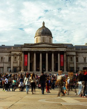 Trafalgar Meydanı 'nın kalabalık olduğu Ulusal Galeri' nin dikey görüntüsü.