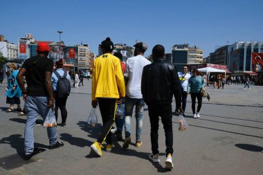 Güneşli bir günde Kadıköy, İstanbul 'da Afrikalı turistlerin yakın çekim görüntüleri.