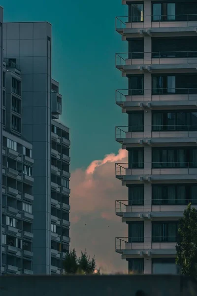Modern Apartmanların Dikey Görüntüsü — Stok fotoğraf