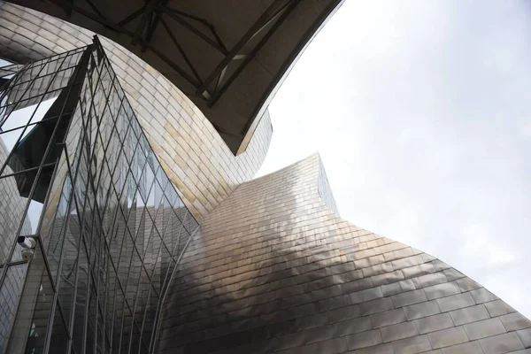 Niski Kąt Strzał Guggenheim Museum Bilbao Białym Tle Nieba — Zdjęcie stockowe