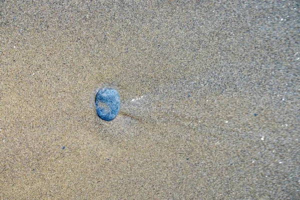 一个小石块的背景 被沙子侵蚀 波浪冲刷 波浪退去 波涛退去 — 图库照片