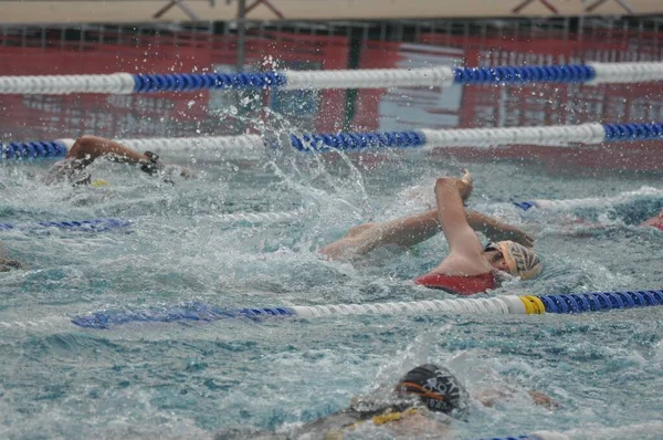 Sportowcy Basenie Podczas Zawodów Pływackich — Zdjęcie stockowe