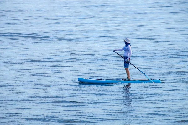 Postav Pádlo Palubě Žena Paddleboarding Maditerunderground Moře Stojí Šťastný Paddleboard — Stock fotografie