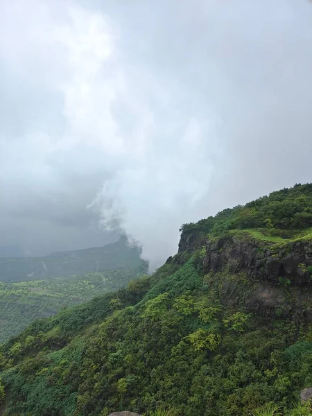 Disparo Vertical Colina Verde Una Temporada Lluvias Con Niebla Nubes — Foto de Stock