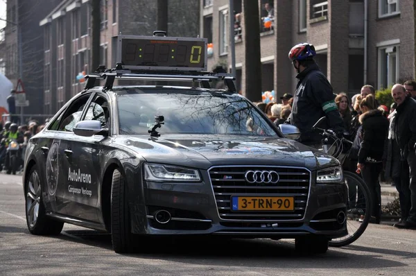 Grijze Audi Pace Car Met Een Scherm Het Dak Straat — Stockfoto