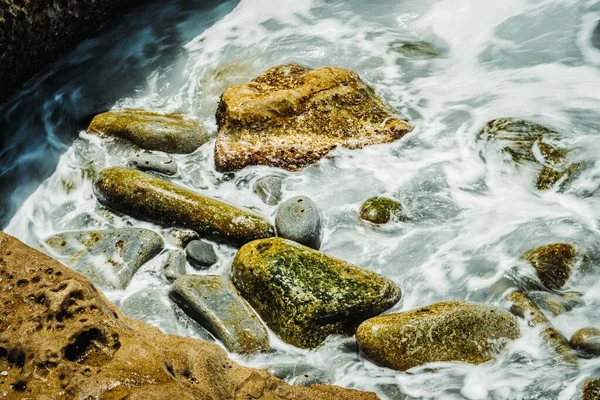 Uma Vista Superior Das Ondas Mar Colidindo Com Pedras Cobertas — Fotografia de Stock