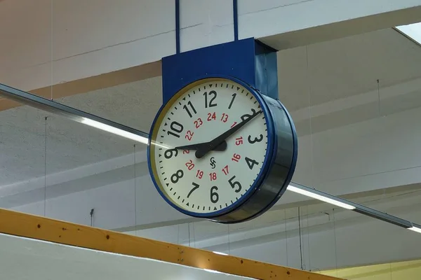 写真は 市場ホールの天井に12と24時間を示す時計の選択的なビューを示しています — ストック写真
