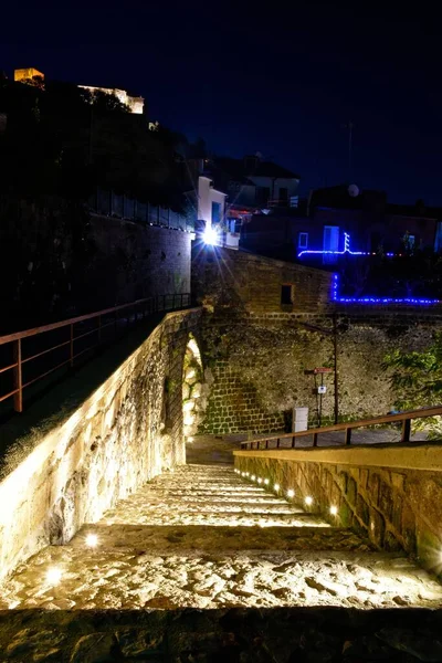 Plano Panorámico Vertical Una Escalera Piedra Iluminada Durante Noche Caiazzo — Foto de Stock