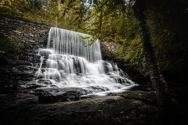宾夕法尼亚斯塔梅兹大坝上的瀑布令人叹为观止 — 图库照片