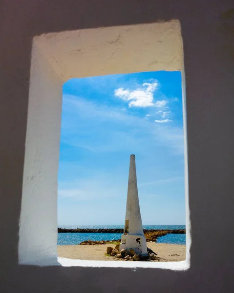 Μια Κάθετη Λήψη Λευκού Οβελίσκου Στην Παραλία Μέσα Από Ένα — Φωτογραφία Αρχείου